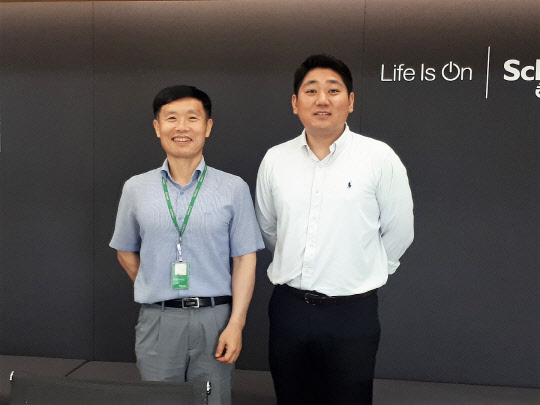 장승욱(왼쪽) 슈나이더일렉트릭코리아 팀장과 전형근 엔아이티코리아 실장이 제조장비 원격관리 플랫폼에 대해 설명하고 있다. 슈나이더일렉트릭코리아 제공